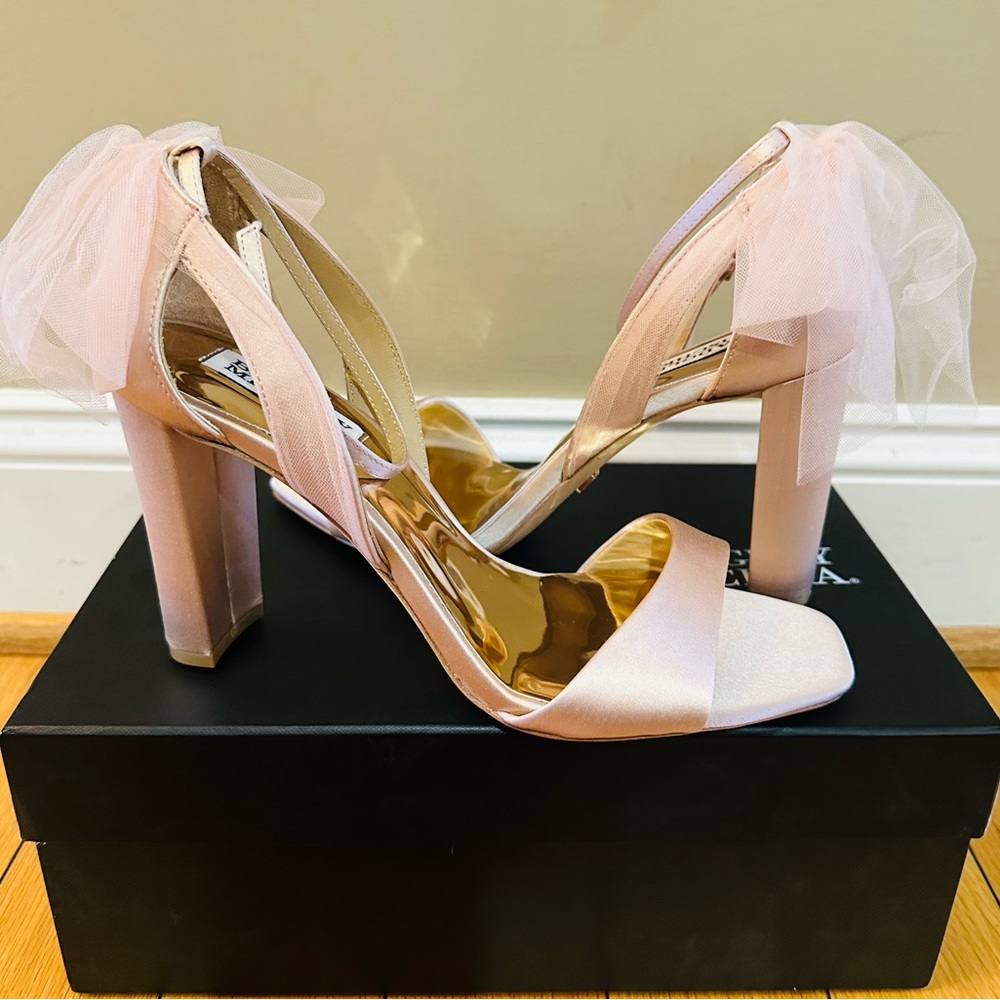 Badgley Mischka Sandals Block Heels Women Sz#8.5 Light Pink Strap New